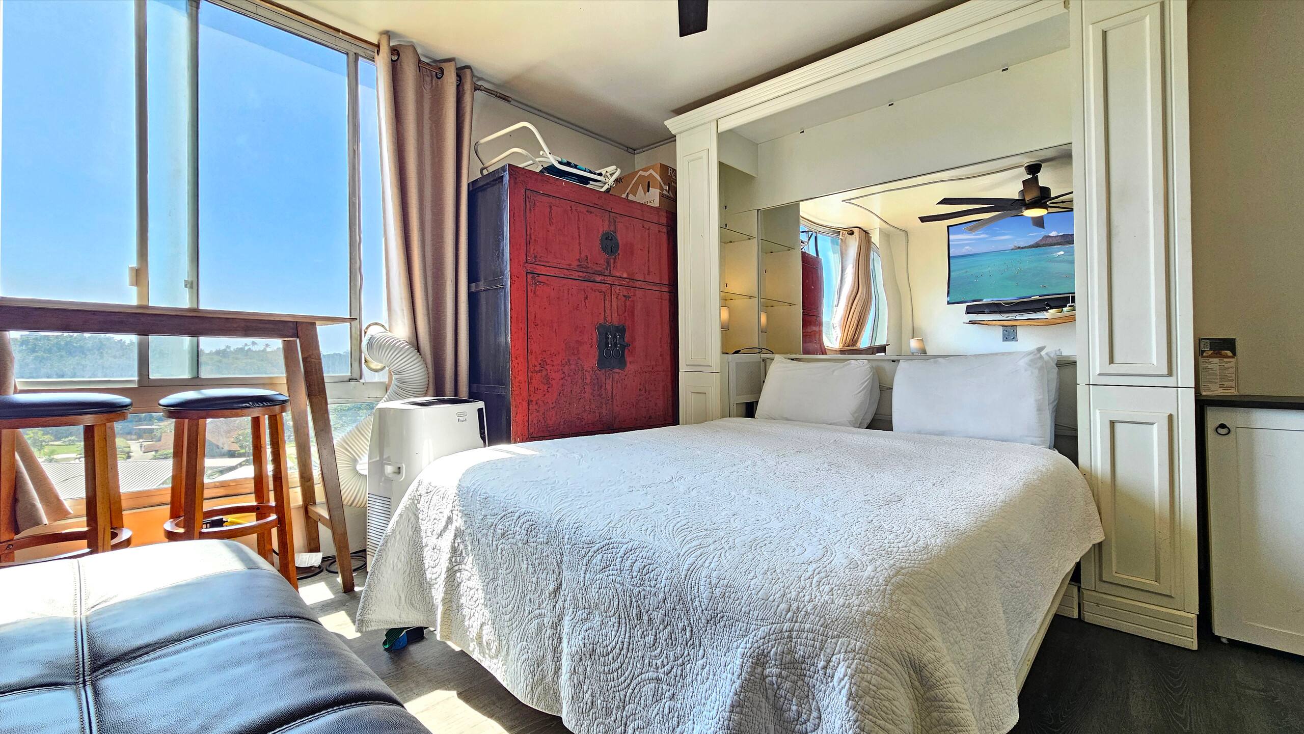 WG 716 | Ocean-View Studio ½Block to Waikῑkῑ Beach - Image 34
