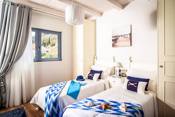 Villa 1 - Premier étage - Chambre 6 avec deux lits simples (ou king) balcon privé avec vue sur la mer
