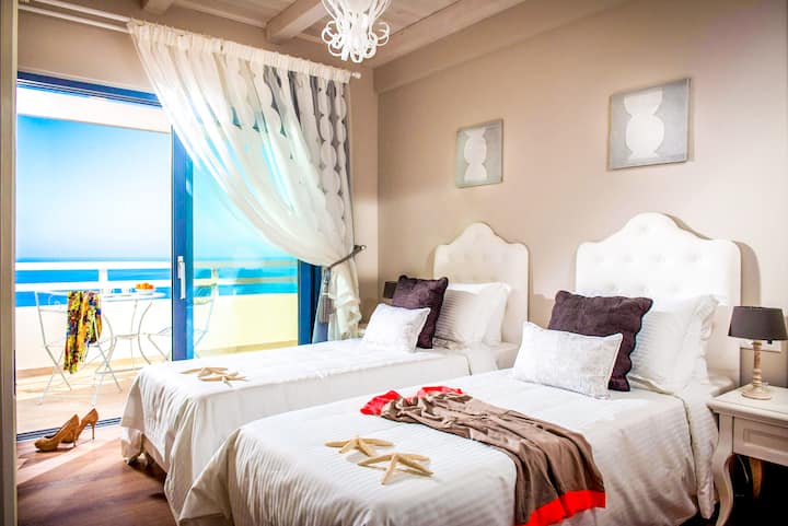 Villa 1 - Premier étage - Chambre 5 avec deux lits simples (ou king) balcon privé avec vue sur la mer