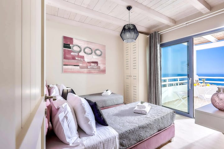 Villa 2 - Premier étage - Chambre 3 avec deux lits simples (ou un lit king size) balcon privé avec vue sur la mer