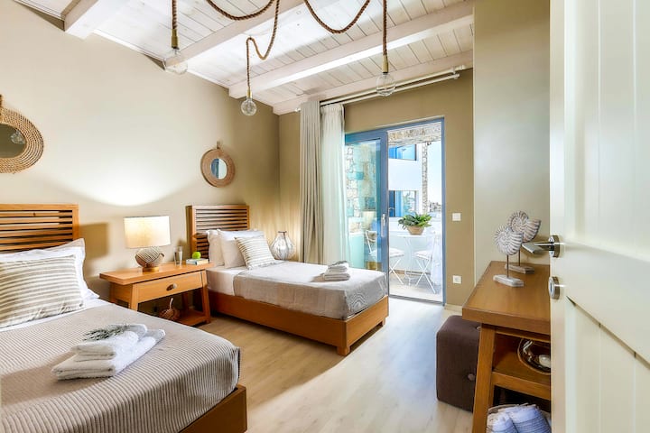 Villa 2 - Premier étage - Chambre 2 avec deux lits simples (ou king) balcon privé avec vue sur la mer