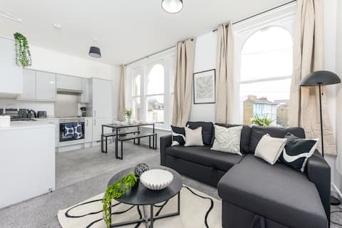 Popular Airbnb listing: #118 Modern flat near Windmill Hill | sleeps 4 in Cobham