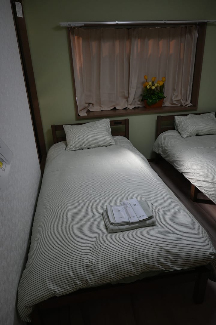 こちらは間取りでいう3階の4.5畳の部屋です。緑のクロスと緑のシーツで、少しかわいらしい雰囲気になっています。