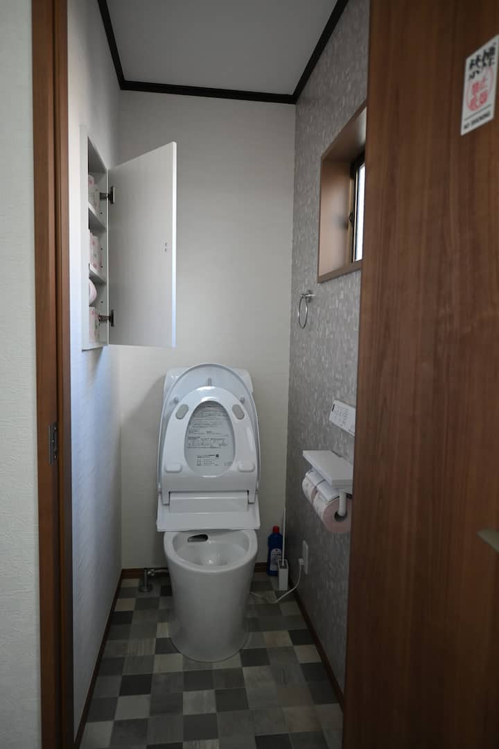 トイレにはウォシュレットが付いています。トイレットペーパーも十分ご用意しています。