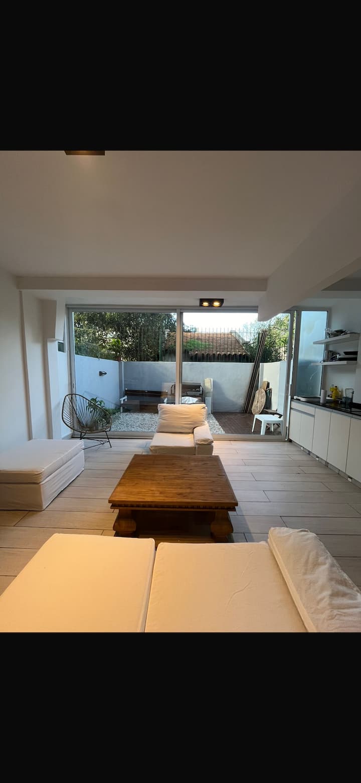 Departamento de 3 ambientes con patio en Martínez