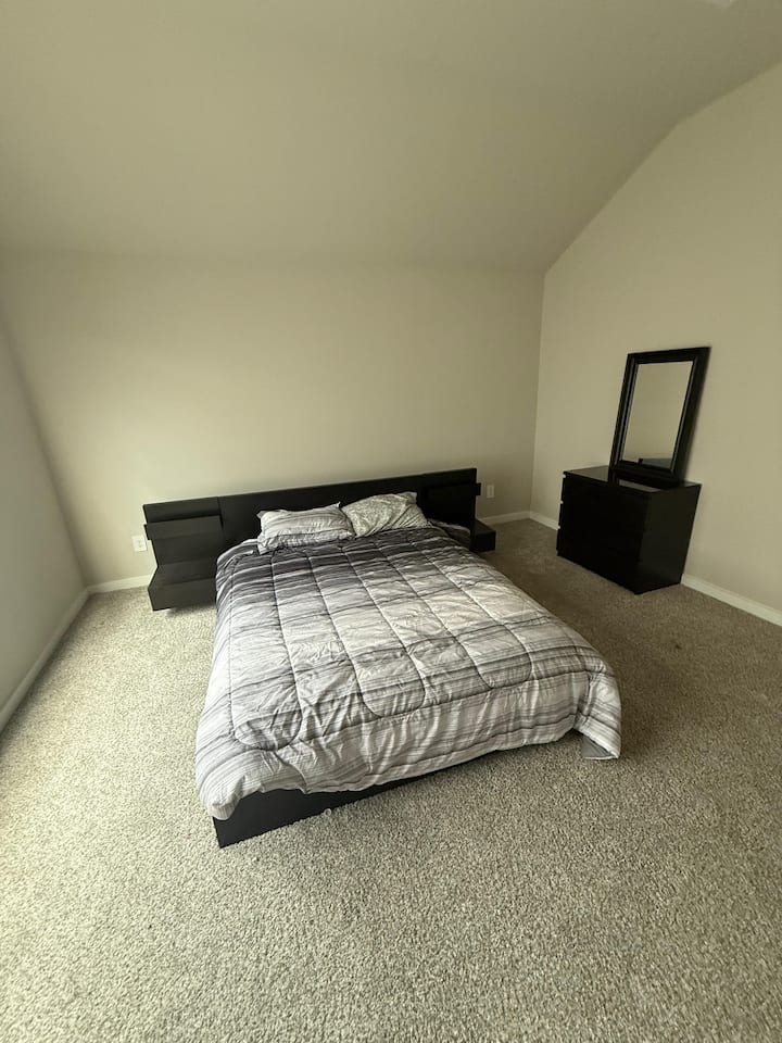 Private Bedroom & Living Room In Beautiful Home - Richmond, TX