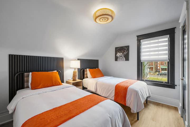Habitación 3
Dos camas individuales - Almacenamiento de ropa - Perchas - Aire acondicionado central - Persianas con filtro de luz para el día y la noche - Almohadas suaves y firmes - Colchón de espuma viscoelástica