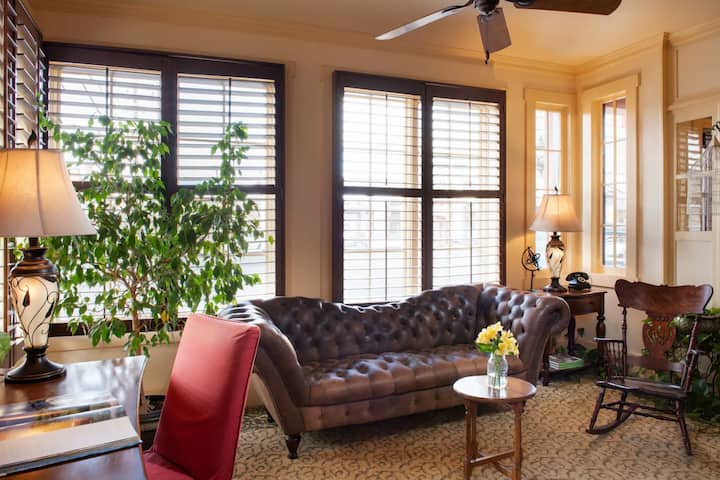 2 Comfortable Units! Near Cody's Main Street! - Cody, WY