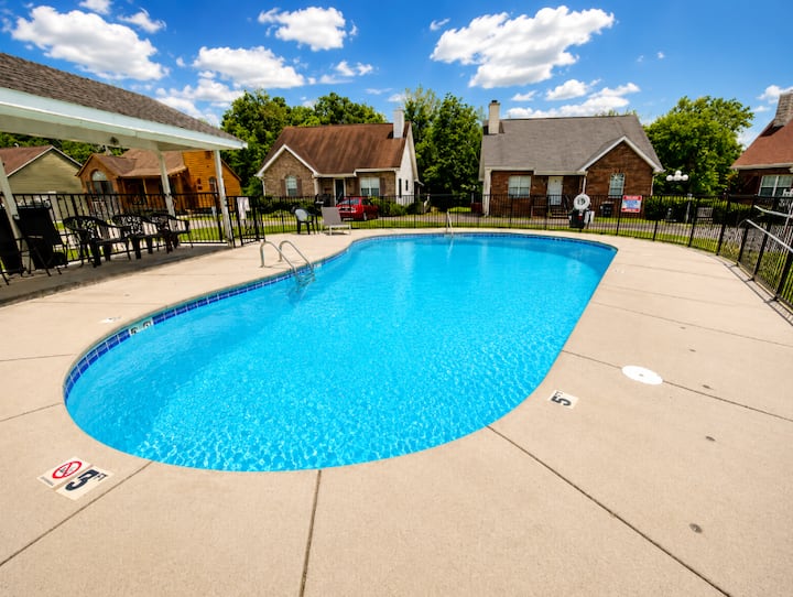 Beary Cozy /Main Strip / Community Pool - Pigeon Forge, TN