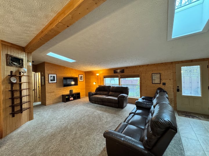 Shawnee Woods Retreat- Indian River- Sleeps 8 - Indian River, MI