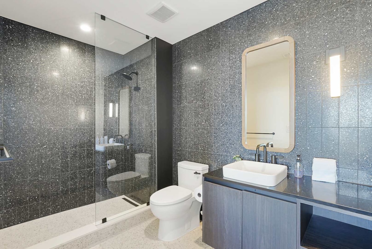 Luxury High-Rise 2BR on the 21st Floor | Rainey St