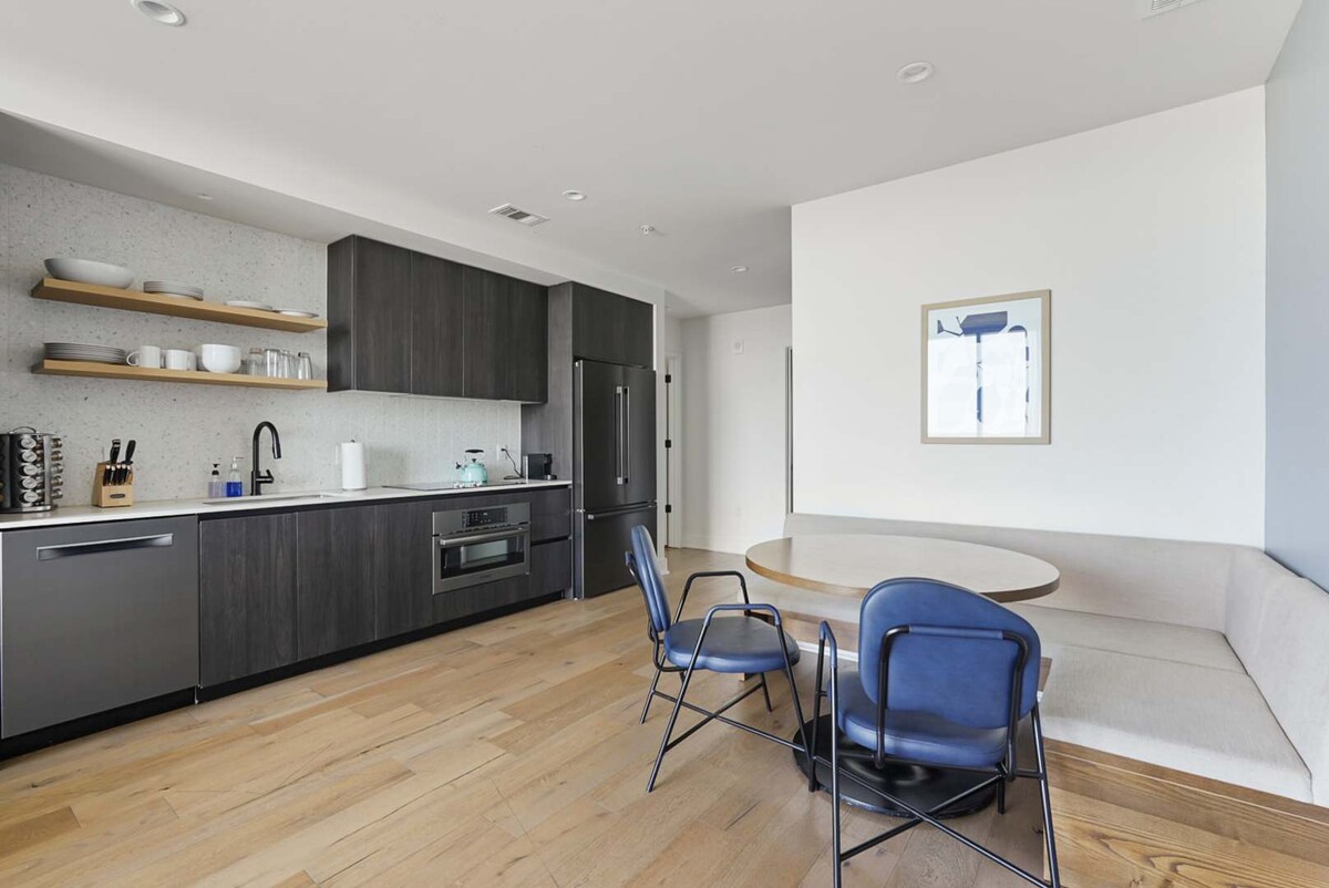 Luxury High-Rise 2BR on the 21st Floor | Rainey St