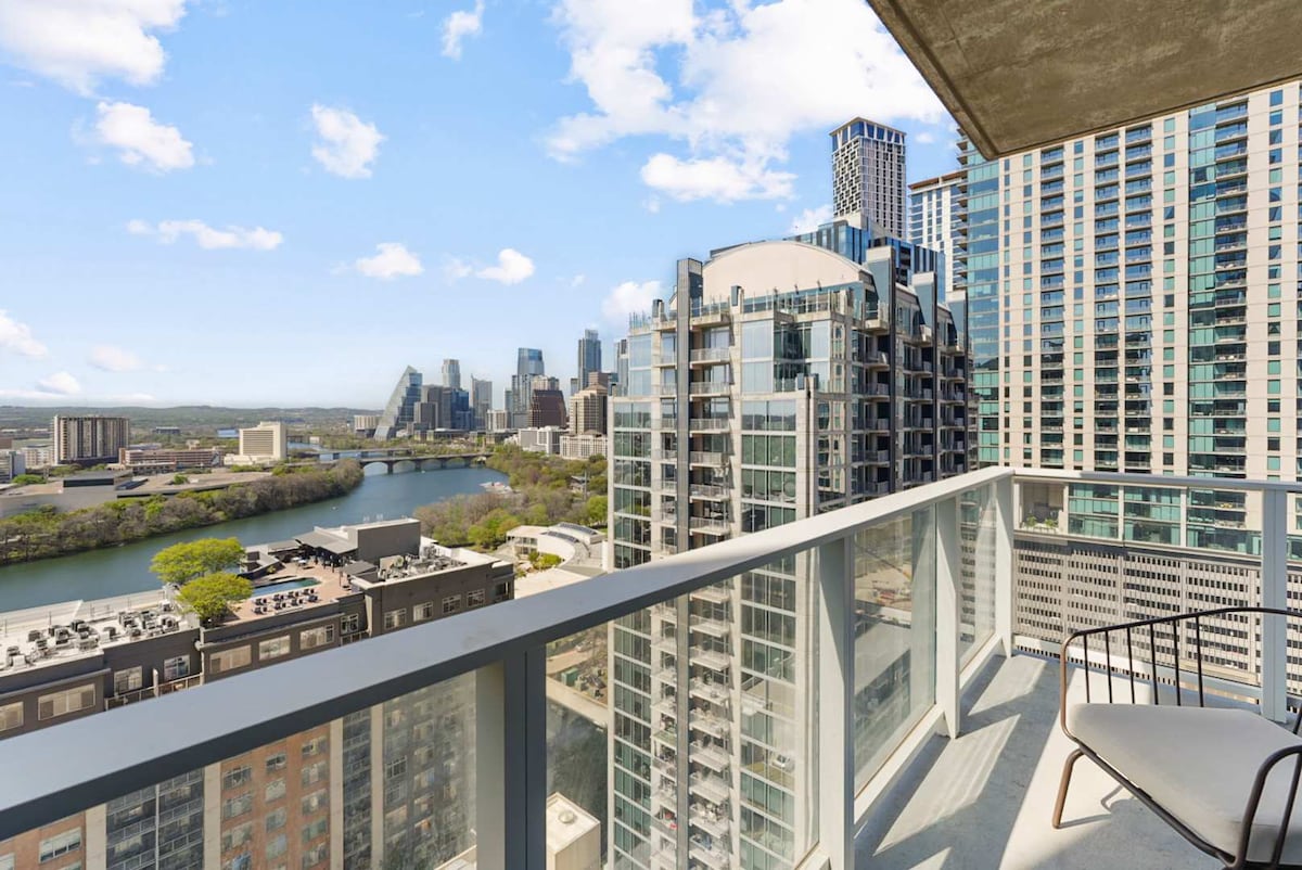 Luxury High-Rise 2BR on the 21st Floor | Rainey St