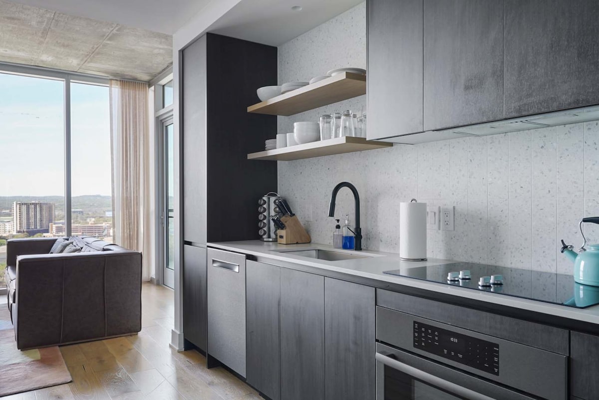 Luxury High-Rise 2BR on the 21st Floor | Rainey St