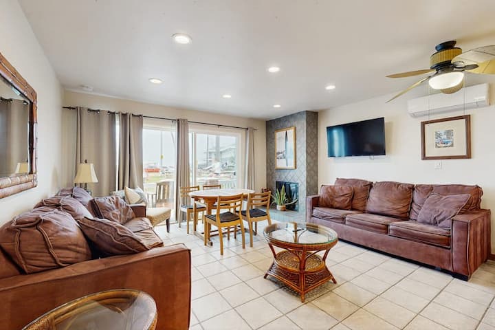 Cozy 2br Oceanfront | Balcony | Garage Parking - Newport Beach, CA