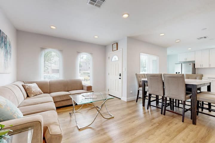 Classic 3br Dog Friendly | Patio | W/d - Newport Beach, CA