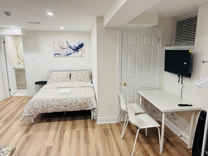 Sunny & Cozy Walkout Basement Studio In Ossington - Toronto