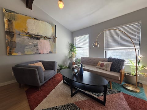 Popular Airbnb listing: Pink Door Airbnb - Main House in Franklin Park