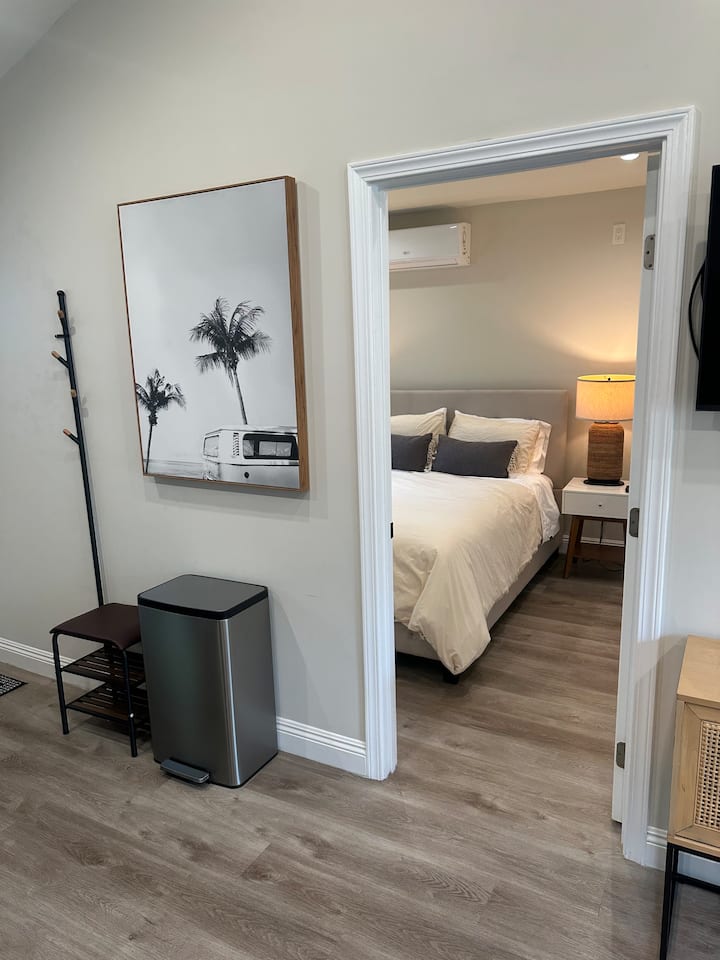 El santuario del sueño

Diseñado para descansar. Disfruta de una cama tamaño queen con cortinas opacas para un sueño profundo, un televisor Roku de 42 pulgadas para streaming y un armario completo con amplio espacio de almacenamiento. Perfecto para enfermeras en turnos nocturnos que necesitan un refugio tranquilo, oscuro y organizado.