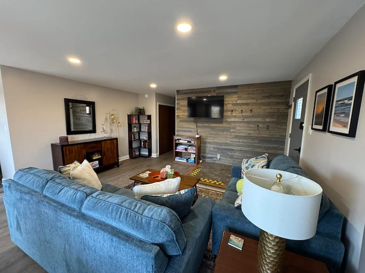 New! Family Retreat- Walk To The Beach! - Gary, IN