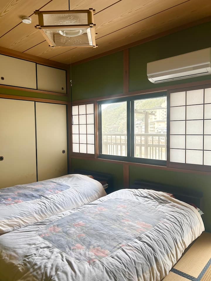 自然と日本の暮らしに触れ、人の温もりを感じる宿。
熊野古道の旅の途中で、心から休めるひとときを。 - 新宮市