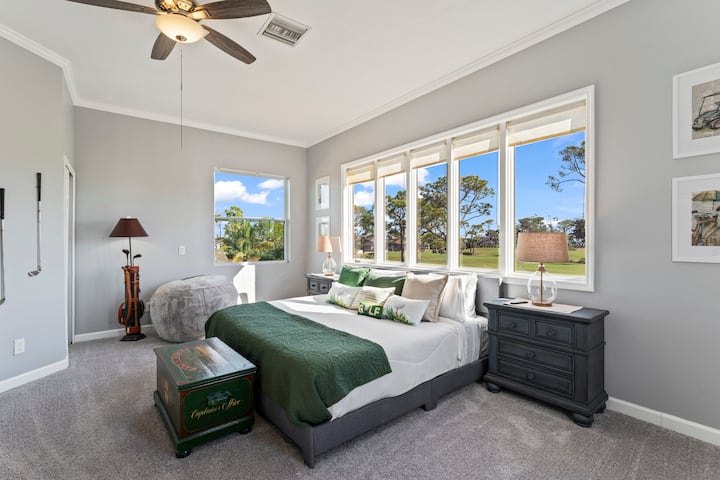 El dormitorio principal de arriba ofrece una cama tamaño king con baño privado y hermosas vistas al campo de golf.