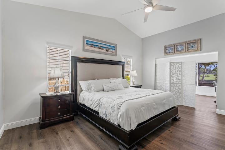 Dormitorio en la planta baja con una cama tamaño king con un escritorio adjunto, que ofrece comodidad y flexibilidad para el trabajo o espacio adicional.