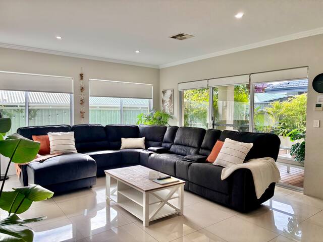 Amazing Group Stay! 2 Kitchens, 6 b/r,4 bathrooms! gallery image 3