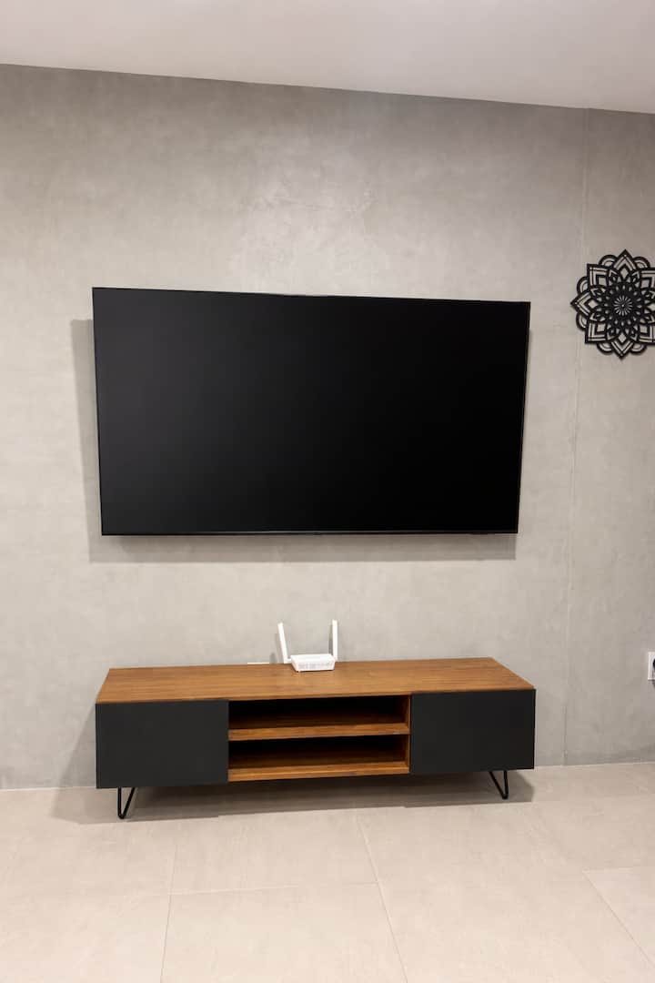 Televisor inteligente grande de 65 pulgadas, perfecto para entretenimiento y streaming.

