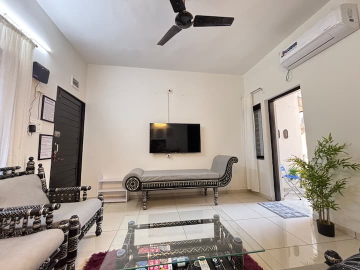 Canvas Abode · Boutique 2bhk In Alkapuri - Vadodara