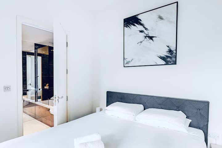 هذا سرير سوبر كينج يتسع لنوم ما يصل إلى 3 أشخاص. حجم السرير: 180 سم عرض و200 سم طول (6 أقدام 0 بوصة × 6 أقدام 6 بوصة)