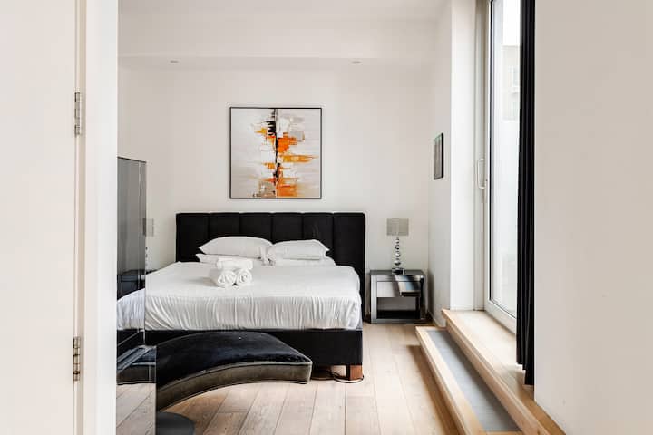 هذا سرير سوبر كينج يتسع لنوم ما يصل إلى 3 أشخاص. حجم السرير: 180 سم عرض و200 سم طول (6 أقدام 0 بوصة × 6 أقدام 6 بوصة)