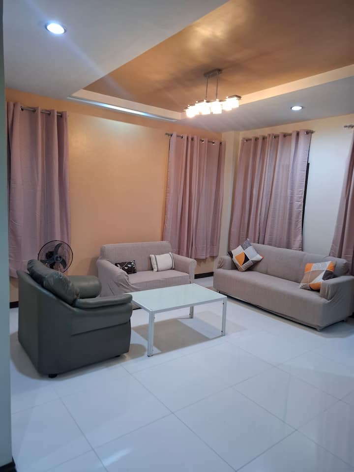 Big Grp Stay Iloilo | Secure Area | 4k Tv | 12 Pax - Iloilo City
