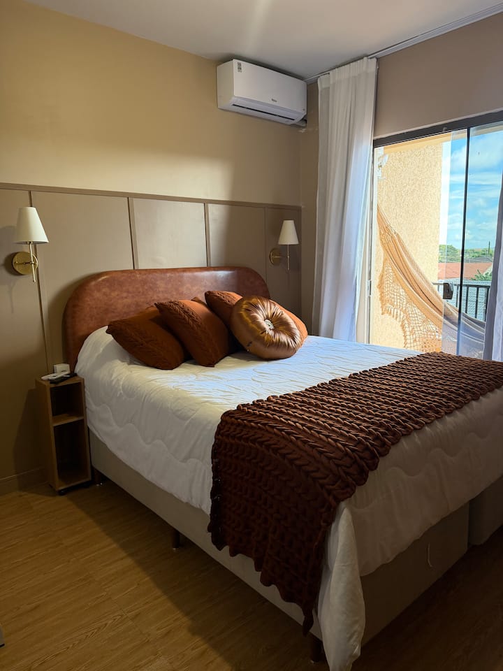 Habitación acogedora con balcón privado y una hermosa vista para que te relajes. Tiene una cómoda cama tamaño queen, un juego completo de toallas y sábanas blancas de estándar hotelero, además de un televisor inteligente de 50 pulgadas para disfrutar de tus películas y series de televisión. 