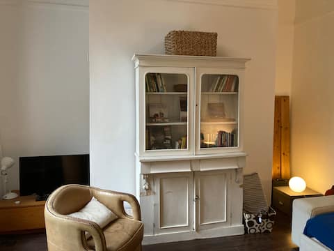 Successful Airbnb property: Beautiful & peaceful flat with free parking in Wavertree