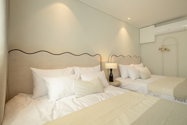 رفاهية السرير الواسع
غرفة نوم حيث يمكنك الشعور بالراحة في فندق فاخر