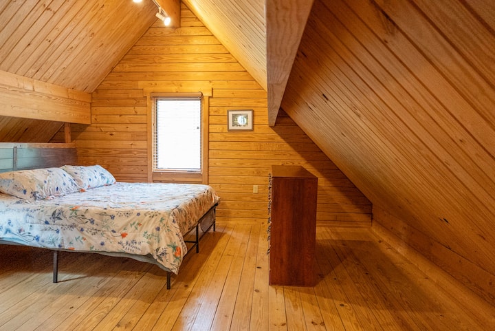 Cabin 1, king bedroom
