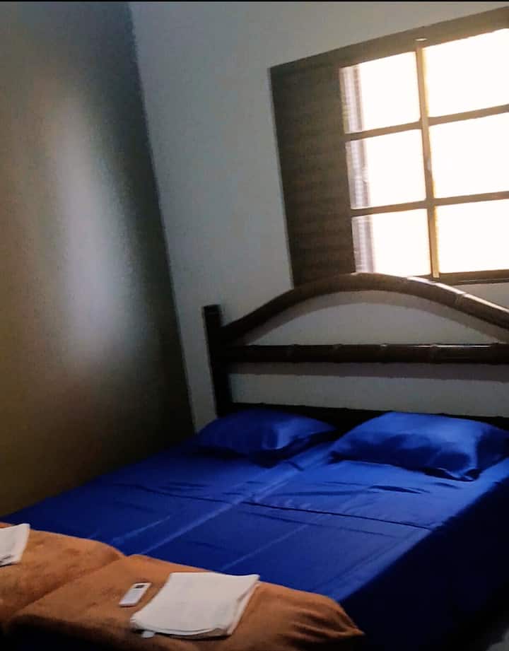 Cama de casal, quarto interno, superior.