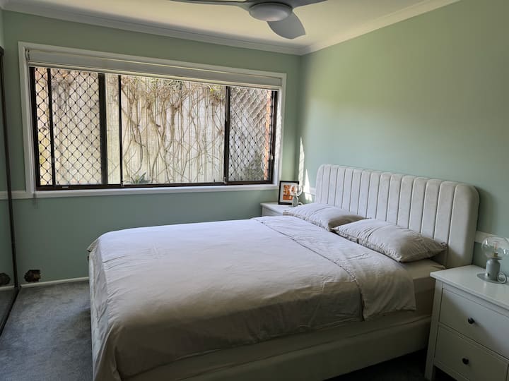 Dormitorio en la planta baja con su propia sala de estar y baño privado