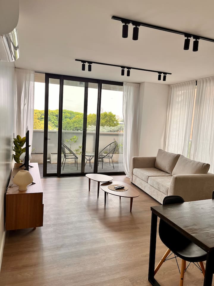 Новая квартира-студия с балконом и видом на зелень в La Lucila