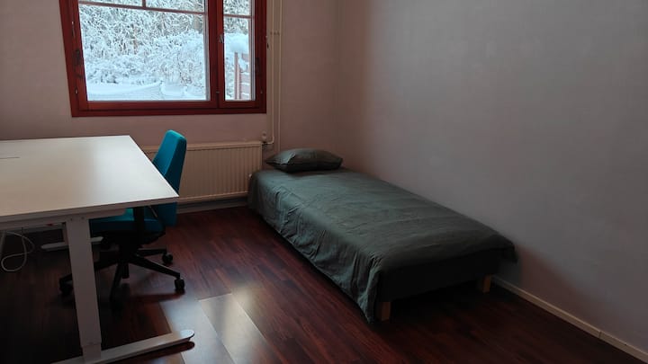 一间独立卧室，配备一张90厘米宽的床和一个带电动桌的工作区。