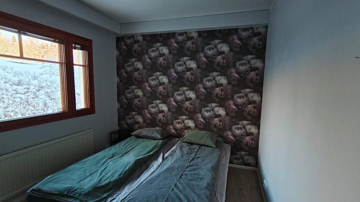 独立卧室内设有2张90厘米宽的床和大衣柜。 