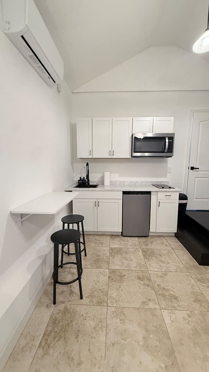 Private Queen Suite | Downtown Location| Hospital - Ocala, FL