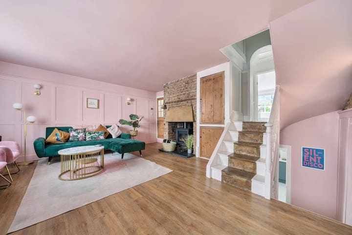 Colourful Coach House Near The Beach With Spa Bath - Deal