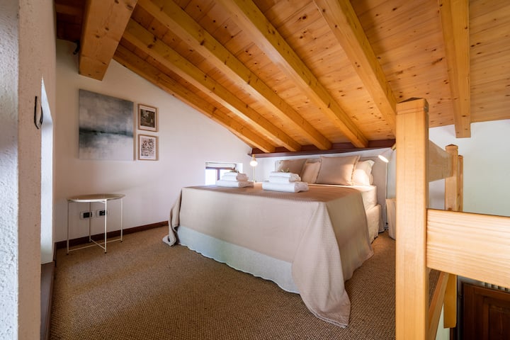 Double loft bed of the Family Lodge in the annex, accessible via a private internal staircase. Private and welcoming sleeping area, ideal for families on vacation on Lake Garda.