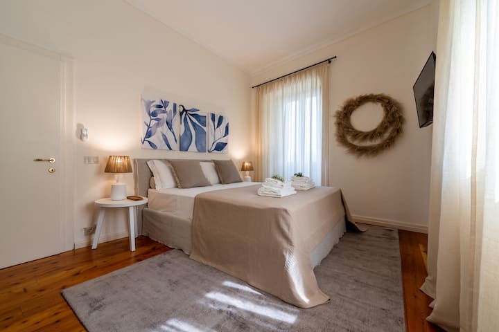 Double bedroom 2 of the apartment, accessible from the living room with dining area. Equipped with a double bed, TV, air conditioning and a wardrobe for storing clothes.