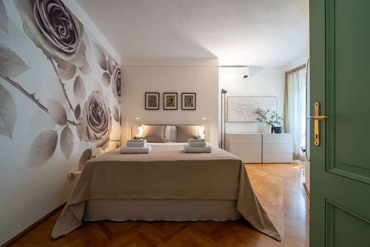 Executive room in the main villa with double bed, ensuite bathroom with bathtub/shower and air conditioning. Elegant environment with parquet flooring and furnishings in neutral tones.
