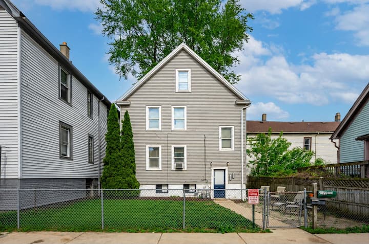 Walk To Brady! | Sleeps 12 | 3-story Brew City Gem - Milwaukee