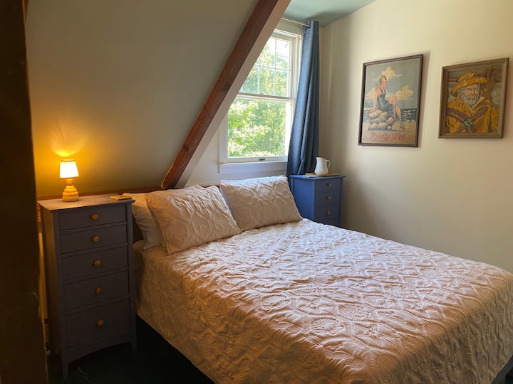 Cama tamaño queen en la espaciosa y luminosa "Habitación Gable"