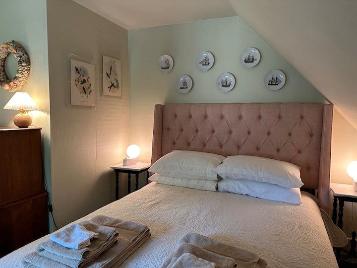 Un dormitorio en el piso superior cuenta con una cama tamaño queen